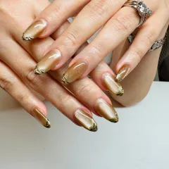 A closer look at the liquid-gold effect of this cat-eye manicure, accented with a touch of black at the tips for extra definition.