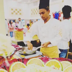 Our chef preparing a dish to order at a live station. This ensures the food is served hot and fresh, made exactly to your guests' liking.