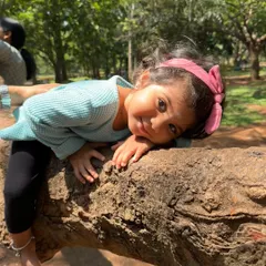 A quiet moment of connection with nature. After an exciting climb, this little one takes a moment to rest, perfectly content and at home in the outdoors. It is these peaceful instances that make our nature play sessions so special.