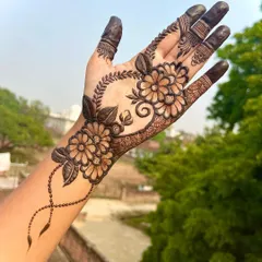 An elegant floral vine that trails gracefully from the wrist to the finger, perfect for a minimalist look at any party or event.