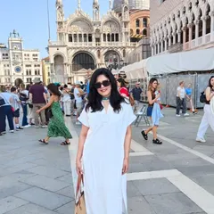 A full view of my outfit against the stunning backdrop of St. Mark's Square. This breezy white dress and my trusty jute bag were my companions for a day of exploring.