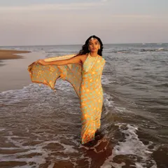 A retro saree with our contemporary pearl teeka is all you need for a vibrant diva vibe this festive season. This model showcases the look beautifully against a beach sunset.