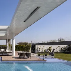 At our 'Ananda' project, we designed a unique water feature that creates a curtain of rain falling from the roof overhang into the swimming pool. This element adds a dynamic sensory experience to the backyard, combining the soothing sound of water with a stunning visual effect.