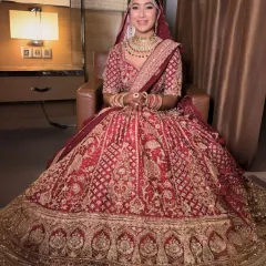 This bride’s smile says it all. The makeup was designed to be elegant and comfortable, allowing her to enjoy her special day without feeling weighed down. The soft glam eye makeup and radiant skin are key elements we cover in the course.