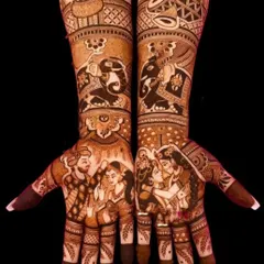 Here, I've captured a special moment between the couple on their palms. This kind of personalized storytelling is what makes my bridal mehndi unique.