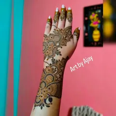 An elegant Arabic design that wraps around the hand and wrist. The use of shading and bold outlines makes the pattern stand out.