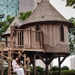 For this maternity portrait, we found this incredible treehouse that added a touch of magic and wonder. I love incorporating unique locations into my photoshoots to tell a more personal story. Here, an expectant mother sits peacefully, creating a beautiful and serene pregnancy portrait.