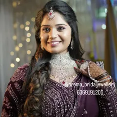 Happiness is the best makeup. Here, the bride is glowing in a modern AD choker set for her reception. I focus on creating a flawless, skin-like base so you feel comfortable and confident all evening.