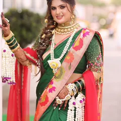 For Haldi and Mehendi ceremonies, we create complete floral jewellery sets that are fully customizable. This bride is wearing a stunning set made with fresh flowers and intricate kaliras, designed to perfectly match her green Paithani saree and the joyous occasion.