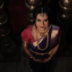 Chinmayi's varpooje look was absolutely captivating. We went for a dramatic smokey eye and a soft pink lip to complement her royal blue and pink Kanjeevaram saree.