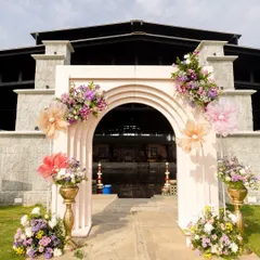 A beautiful floral archway serves as the entrance to the main event space. This modern arch, decorated with flowers and large tulle bows, sets a soft and celebratory tone from the very beginning.