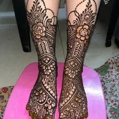 The matching bridal feet mehndi for Tuba, designed to complement the patterns on her hands.