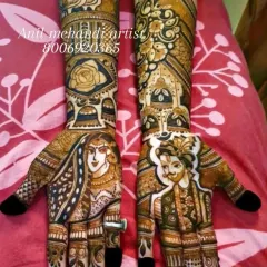 This classic Raja-Rani portrait design is a favorite among brides. The regal figures of the king and queen are intricately detailed on the palms, surrounded by traditional symbols for a complete bridal look.