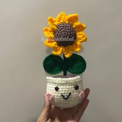 A close-up of my happy little sunflower pot. I pay close attention to every detail, from the perfectly stitched petals to the little smile that gives it so much personality.