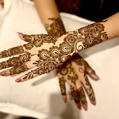 This elegant Arabic mehendi design focuses on flowing vines and paisley patterns. The use of negative space makes the design stand out beautifully, perfect for any celebration.