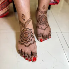 A cute and unique mandala design for the feet. This pattern is perfect for someone who wants a central focus without full coverage.