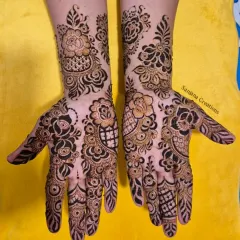 Bored with typical Indian designs? Try this Dubai-style floral mehndi. It's bold, beautiful, and has a unique flow.
