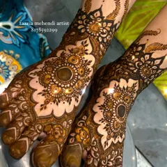 Another look at this beautiful mandala foot design. The negative space makes the central pattern really stand out.