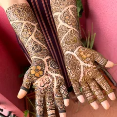 I believe in perfect symmetry for a balanced and beautiful bridal look. Here you can see a matching set of full-arm mehendi, with detailed patterns that are identical on both hands, ready for an engagement ceremony.