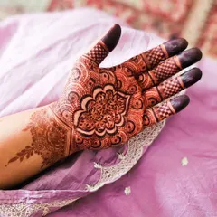 A simple yet stunning mandala design with filled fingertips. This is a classic look that is perfect for any occasion, from festivals to casual get-togethers.
