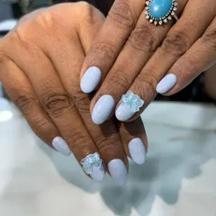 A sweet and subtle set in a lovely powder blue. We added delicate, translucent 3D bows to the accent nails for a touch of feminine charm.