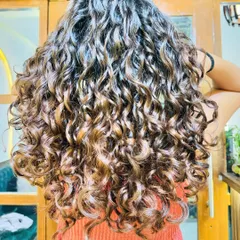 These Chocolate Mocha Swirls are a perfect example of my no-bleach balayage technique. I hand-paint highlights to create dimension and movement, giving you that beautiful, sun-kissed glow.