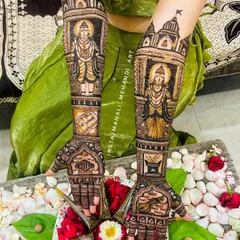For this bride, I created a spiritual design featuring portraits of the deities Vitthal and Rukmini. The artwork is framed by temple-style architecture and includes a veena motif, all done with fine lines for a divine look.