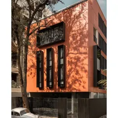 Here you can see how we integrated the entire "Under the Silver Oak" workspace into its urban context. By designing around the mature tree instead of removing it, we anchored the building in nature, creating a unique identity on a compact city plot.