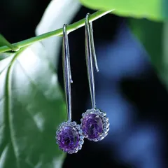A simple green stem acts as a natural display for these drop earrings, creating a fresh and delicate look that emphasizes the product's elegant design.