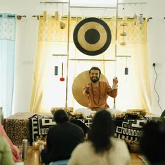 Teaching a sound healing course in front of my full setup, including a large gong. The presentation slide behind me shows a picture of self-healing, which is the core message of all my workshops.