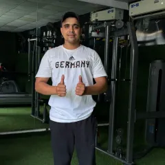 Ready to train at the gym. Thumbs up for another day of hard work.