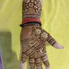 A full-hand mehndi design with classic floral and paisley motifs. This style is perfect for wedding guests or for festivals like Karva Chauth and Diwali.
