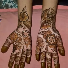 A simple and sweet floral design for a party guest. The pattern is light and airy, with flowers gracefully adorning the back of the hands.