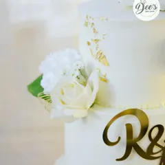 The simplicity of white on white, enhanced with touches of gold, makes this cake a perfect choice for a modern and elegant wedding.