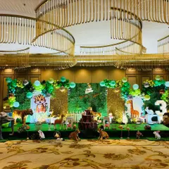 Another angle of the large-scale jungle party decor, featuring a light-up marquee number "3" and various animal figures.