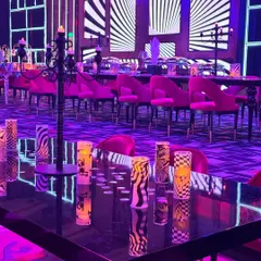 Funky and fabulous! This dining setup, with its bold pink chairs and graphic black-and-white backdrop, was part of an eclectic celebration that was anything but ordinary. 💥