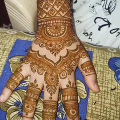 This is one of my most requested designs for guests. It's a beautiful, traditional pattern on the back of the hand that is quick to apply but looks incredibly detailed and elegant.