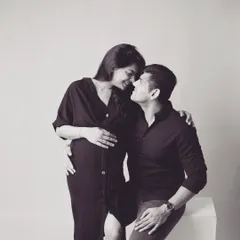 An intimate black and white portrait of a couple sharing a loving gaze. This classic style emphasizes their connection and the tender emotions of this special time.