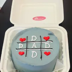A fun and creative bento cake for Father's Day. This tic-tac-toe design spells out "DAD" and is a sweet way to show your love for the best dad.