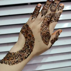A stylish and contemporary design that wraps around the wrist and extends onto the fingers. This kind of asymmetrical design is very popular for parties and festivals.