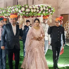 A beautiful view of the bride's procession, surrounded by her family. We capture the complete story of the bridal entry, showing the support and joy of her closest relatives.