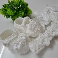 For a truly special occasion like a baptism or naming ceremony, I designed this elegant all-white set. It includes delicate booties, matching mittens, and a floral headband, all adorned with tiny, intricate lace flowers and pearls.