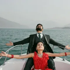Inspired by the iconic Titanic pose, this shot on the bow of a speedboat captures a feeling of freedom and epic romance against the vast lake and mountains.