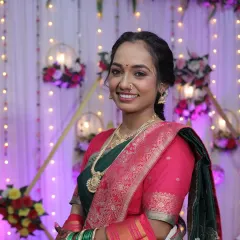 A radiant Maharashtrian bride ready for her ceremony. This subtle glam look features clean skin, defined eyes, and a traditional bindi.