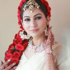 This bride's Haldi look was all about floral elegance, with a braid made of over 150 fresh roses. I kept the makeup soft and dewy with bold lashes to complement the stunning hairstyle.