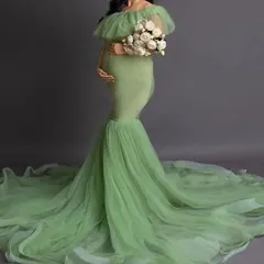This elegant light green mermaid-style gown is perfect for a modern and chic maternity portrait. The fitted design beautifully accentuates your curves, while the tulle train adds a soft, romantic finish.