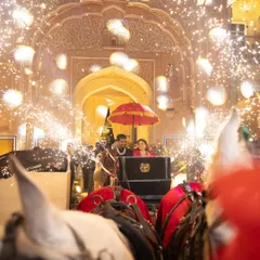 A fairytale entry for a fairytale couple. Their arrival in a horse-drawn carriage, framed by the palace arches and dazzling cold pyros, was a moment of pure cinematic magic that left every guest breathless.