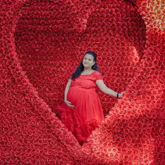 For a truly spectacular solo portrait, I offer creative sets like this heart made entirely of red roses. It’s a powerful way to celebrate the love and beauty of pregnancy in a vibrant, unforgettable photo.
