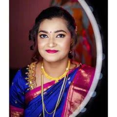 A stunning portrait of the bride-to-be, using a ring light to create a beautiful bokeh effect.