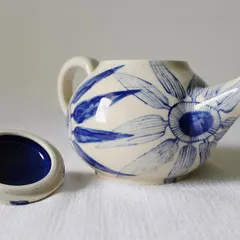 My Bloom & Brew teapot is designed to turn your tea time into a special ritual. The bold, hand-painted indigo florals on the creamy ceramic base bring a touch of elegance to your daily routine.